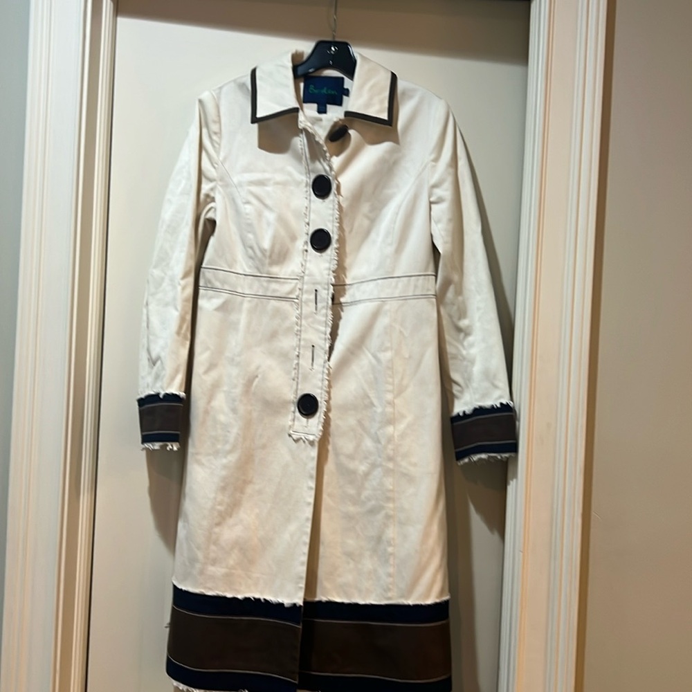 Mini Boden 100% cotton stylish trench coat. Size 10 but fits like a 6/8
